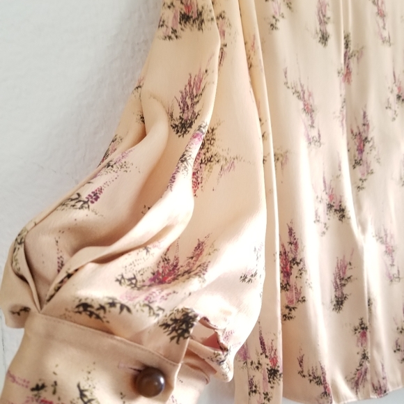VINCE Wisteria Floral Silk Blouse Size M Medium Cream Tan Beige - Picture 6 of 8